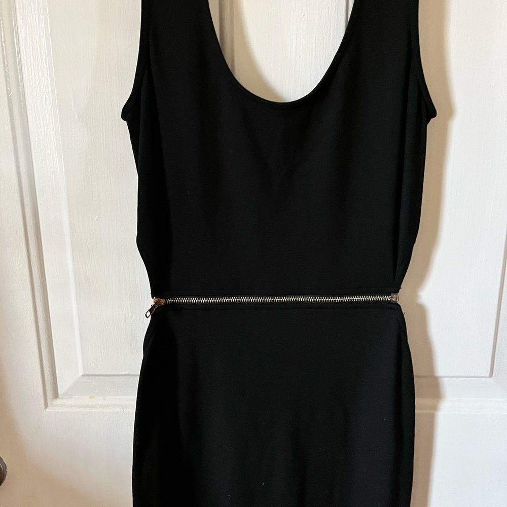 Elegant Black Dress with Zipper Detail